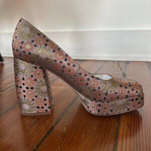 Golden and rose pumps by Katy Perry